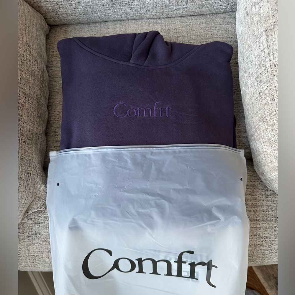 SOLD 🚫 NWT Comfrt Signature hoodie - BlackBerry size Medium
